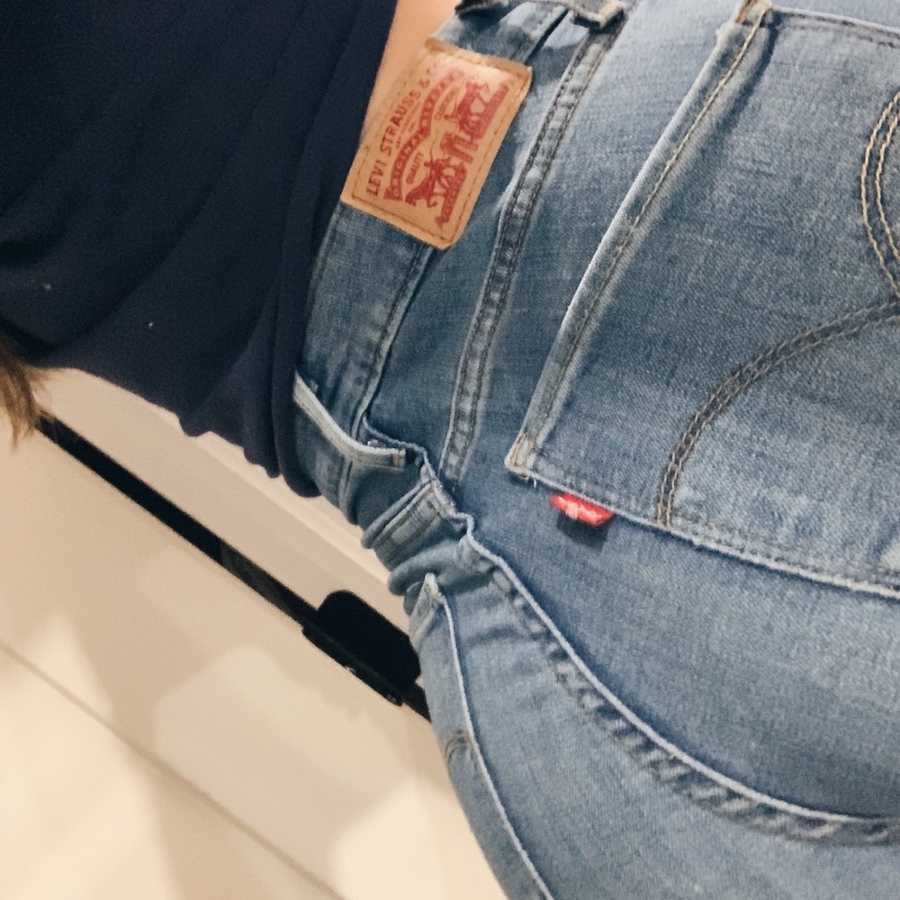 ✨ LEVI JEANS ✨ - Picture 2 of 4